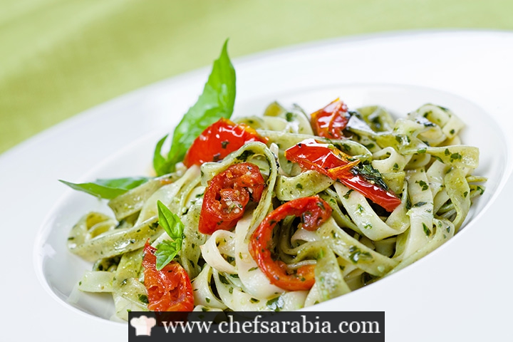 معكرونة بالبيستو والطماطم المجففة