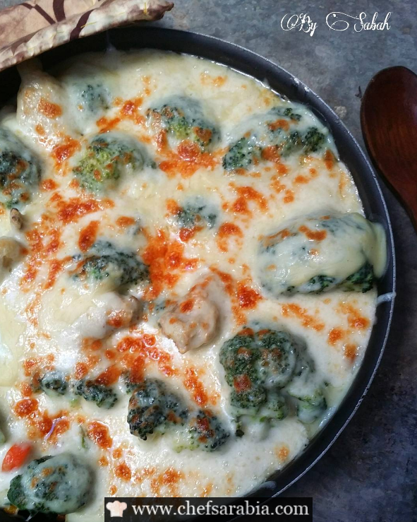 صينية البروكلي بالدجاج والخضار بالبشاميل الصحي