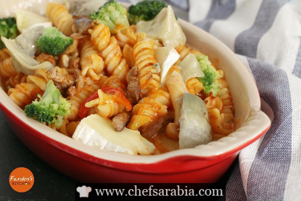 باستا اللحم مع الصوص الزهري و جبنة بري الفرنسية